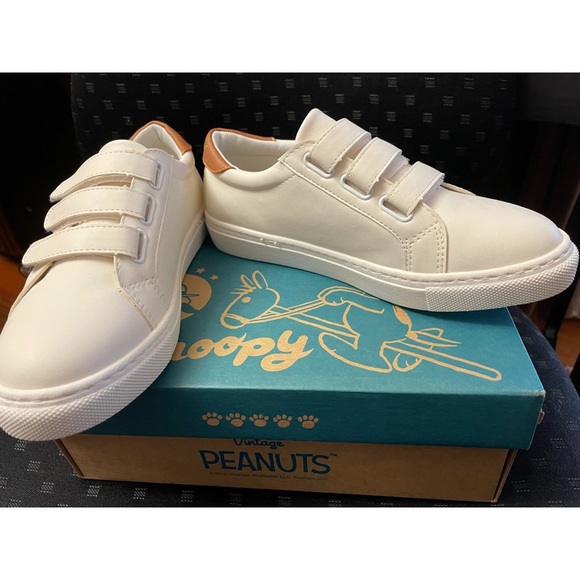 Snoopy Sneakers - Picture 2 of 9